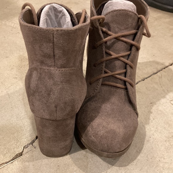 Madden Girl Beige Suede Booties Size 6.5 - Picture 4 of 5